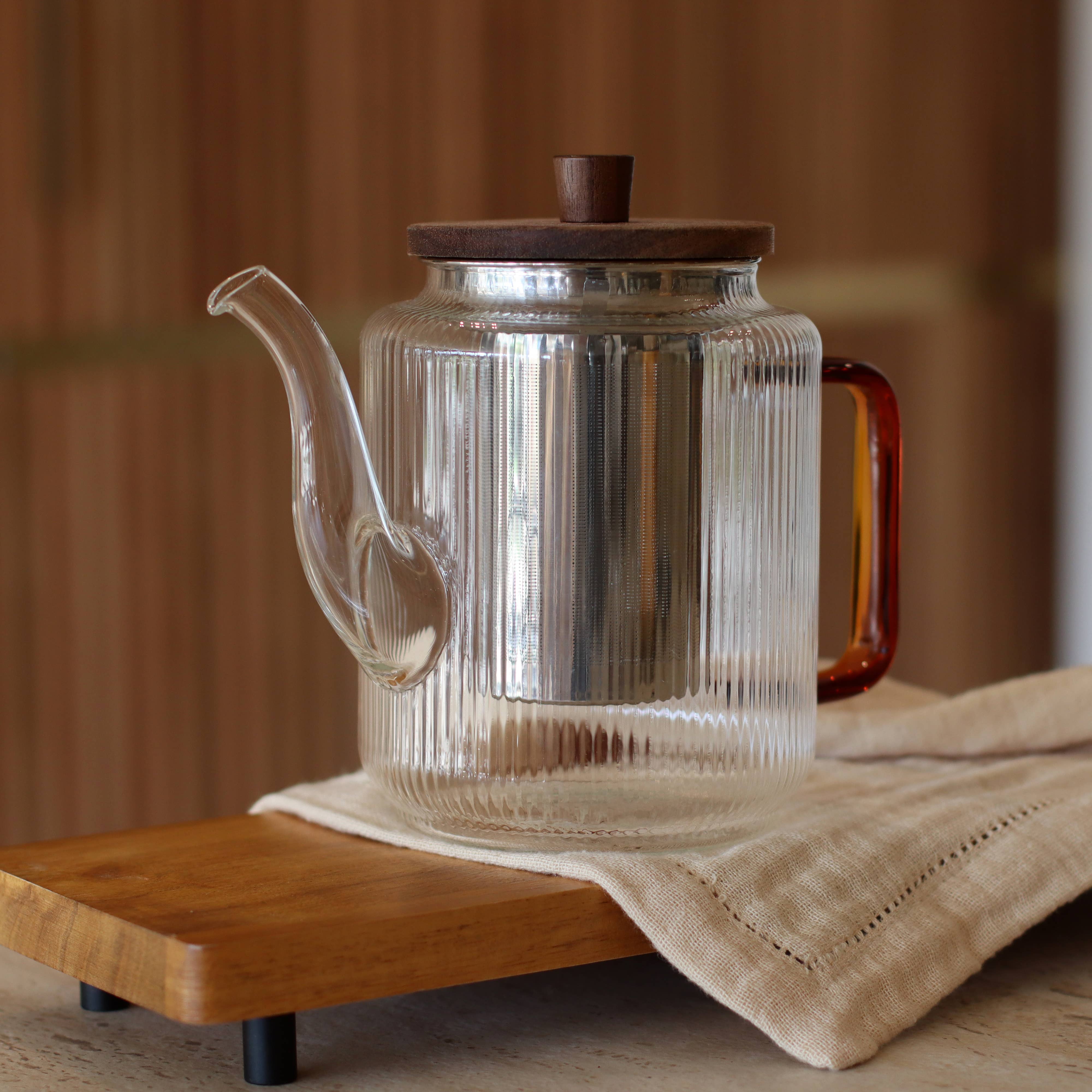 Karl 1.2L borosilicate glass teapot detail view