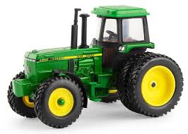 John Deere 4850 toy tractor alternate view