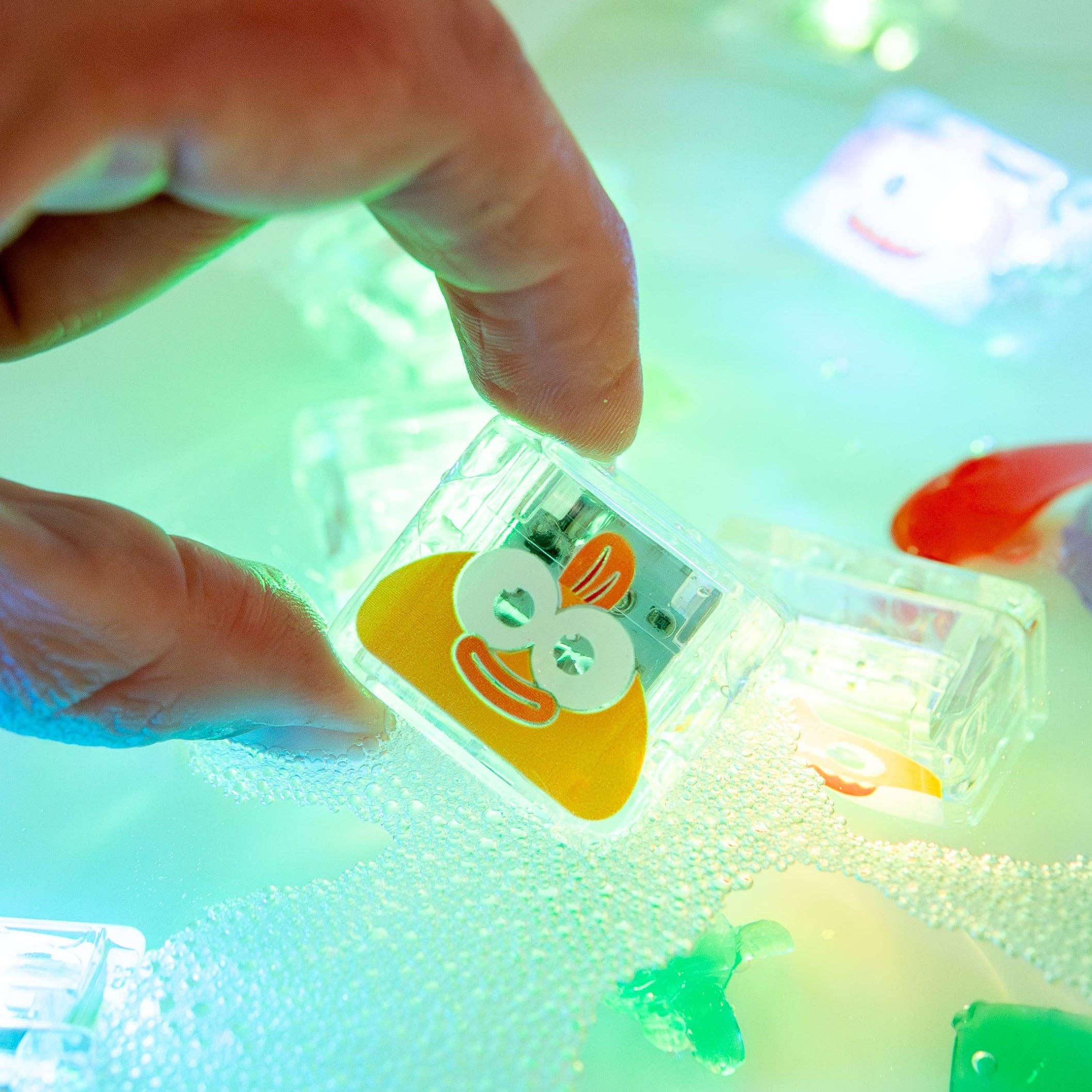 Glo Pals Baby Shark Gift Set light-up cube detail