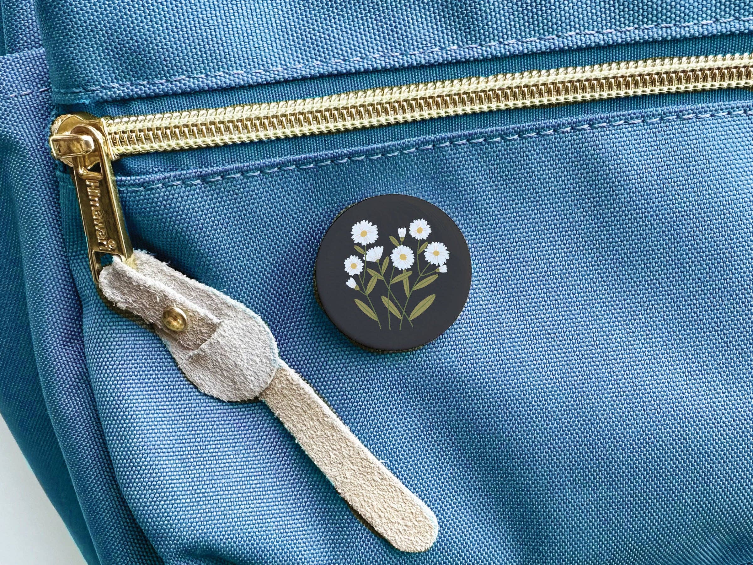 Daisies button front detail view