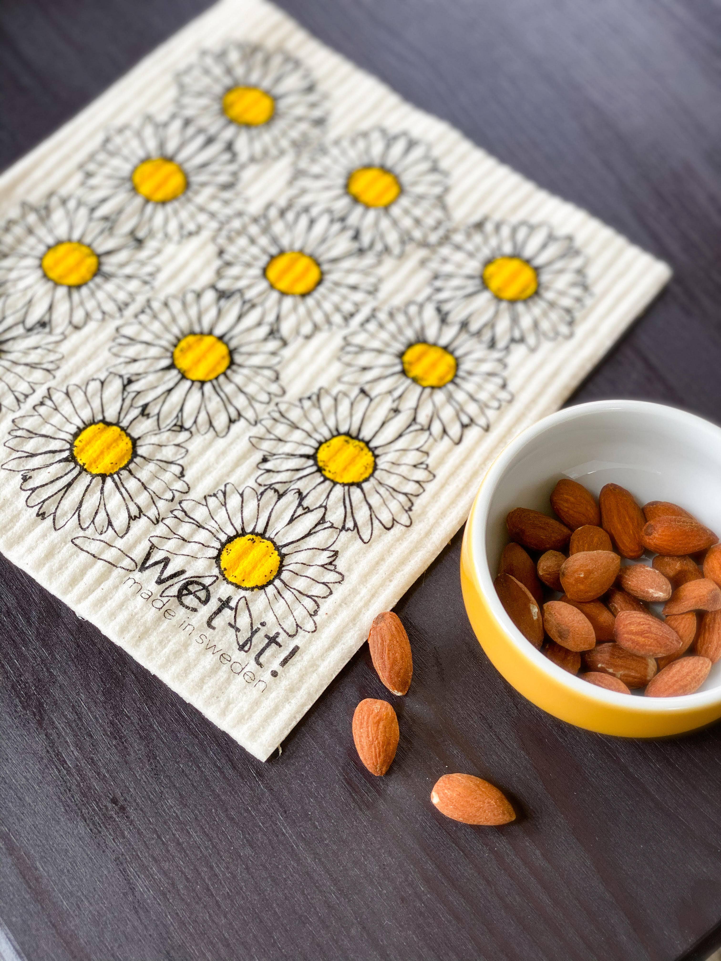 Daisies Swedish Cloth reusable dishcloth close-up